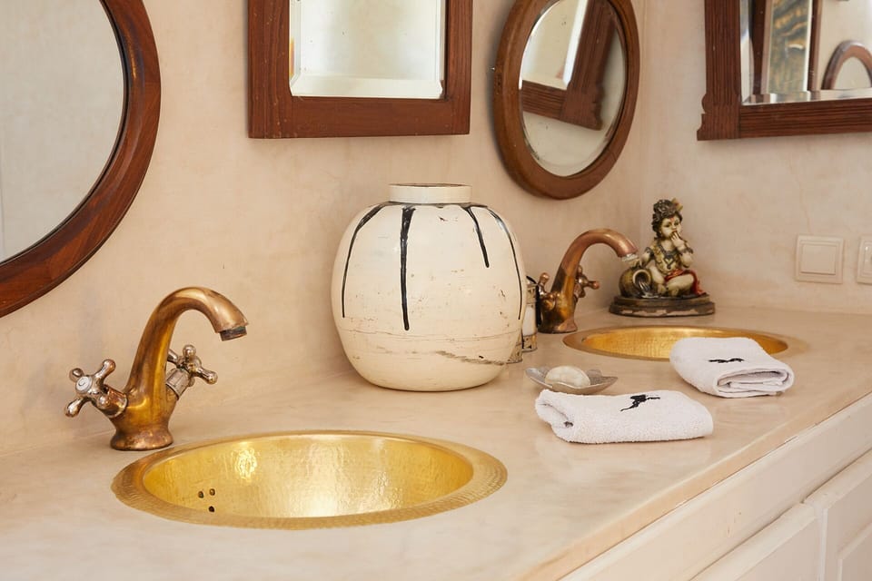 Senior Room | Bathroom | Combined shower/tub, rainfall showerhead, hair dryer, bathrobes