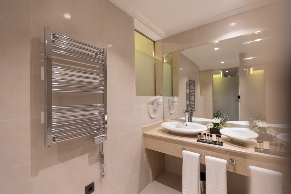 Deluxe King Suite | Egyptian cotton sheets, premium bedding, Select Comfort beds, minibar