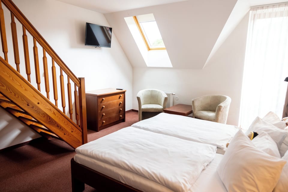 Deluxe Family Room | Hypo-allergenic bedding, in-room safe, desk, laptop workspace