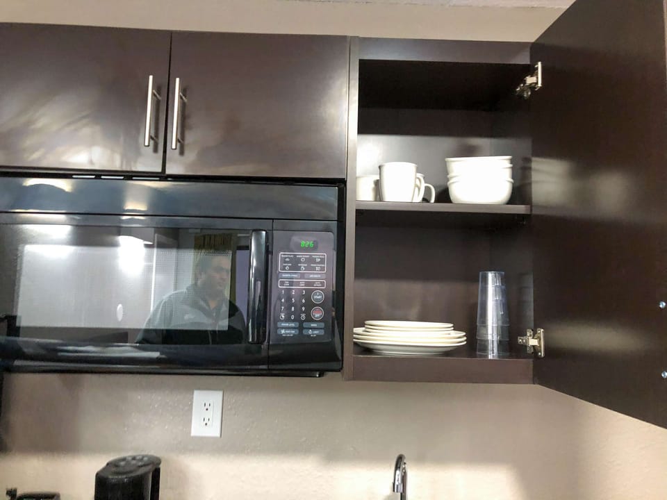 Coffee/tea maker, full-size fridge, microwave, toaster
