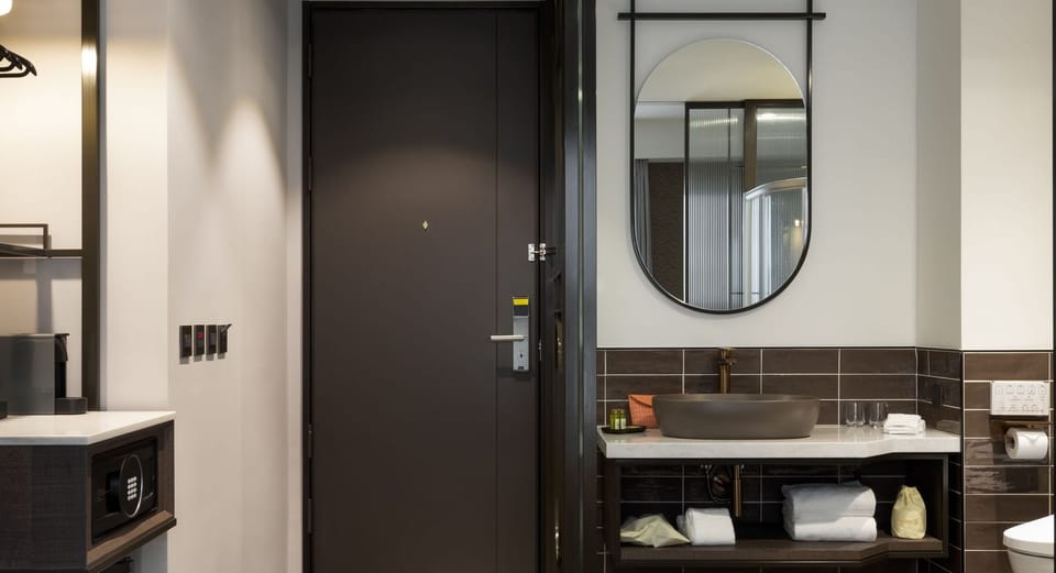 Elite Double Room, 1 Double Bed, Non Smoking, Ensuite (No View) | Bathroom | Free toiletries, hair dryer, bathrobes, slippers