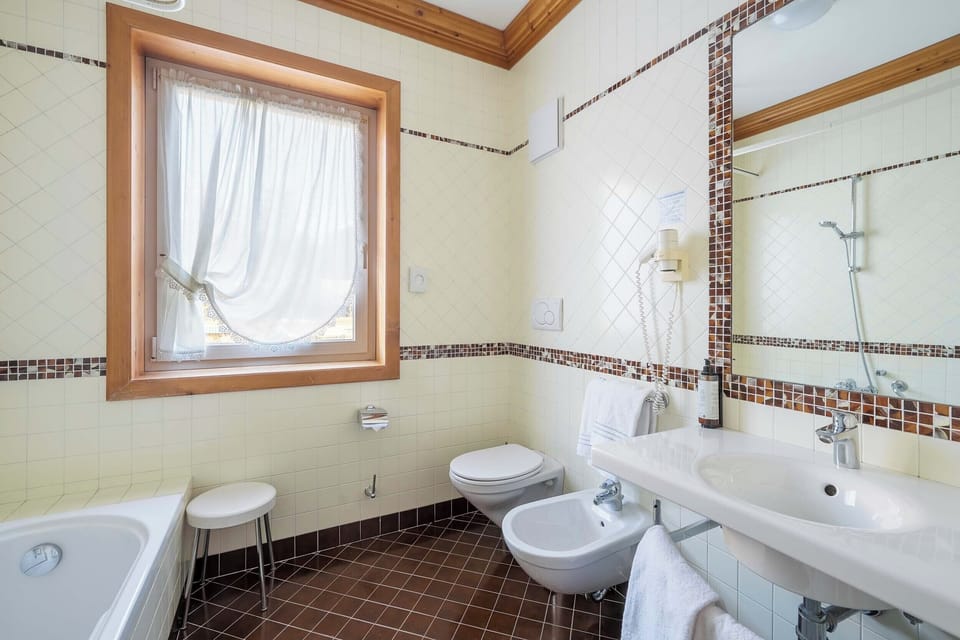 Camera Family | Bathroom | Combined shower/tub, rainfall showerhead, free toiletries, hair dryer