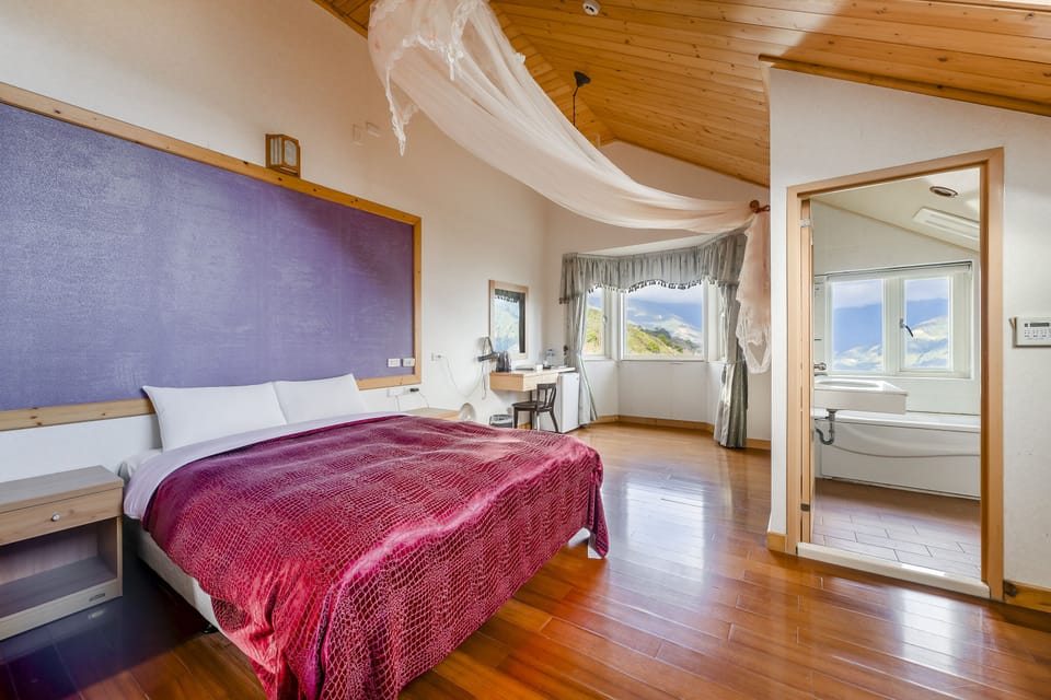 Deluxe Double Room with Bathtub | Blackout drapes, free WiFi, bed sheets