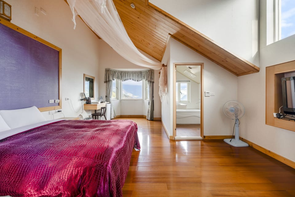 Deluxe Double Room with Bathtub | Blackout drapes, free WiFi, bed sheets