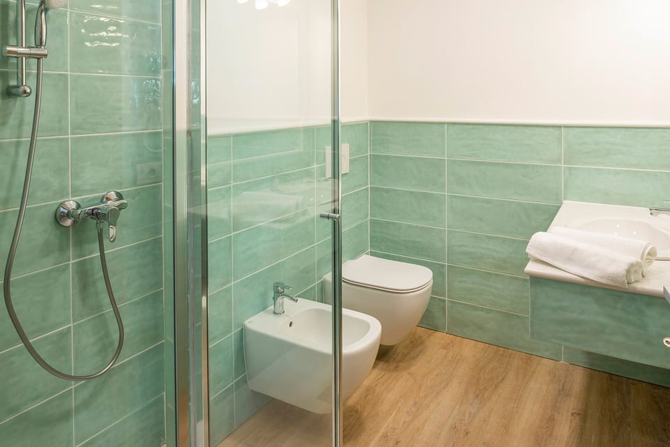 City Double or Twin Room, Balcony | Bathroom | Shower, free toiletries, hair dryer, bidet