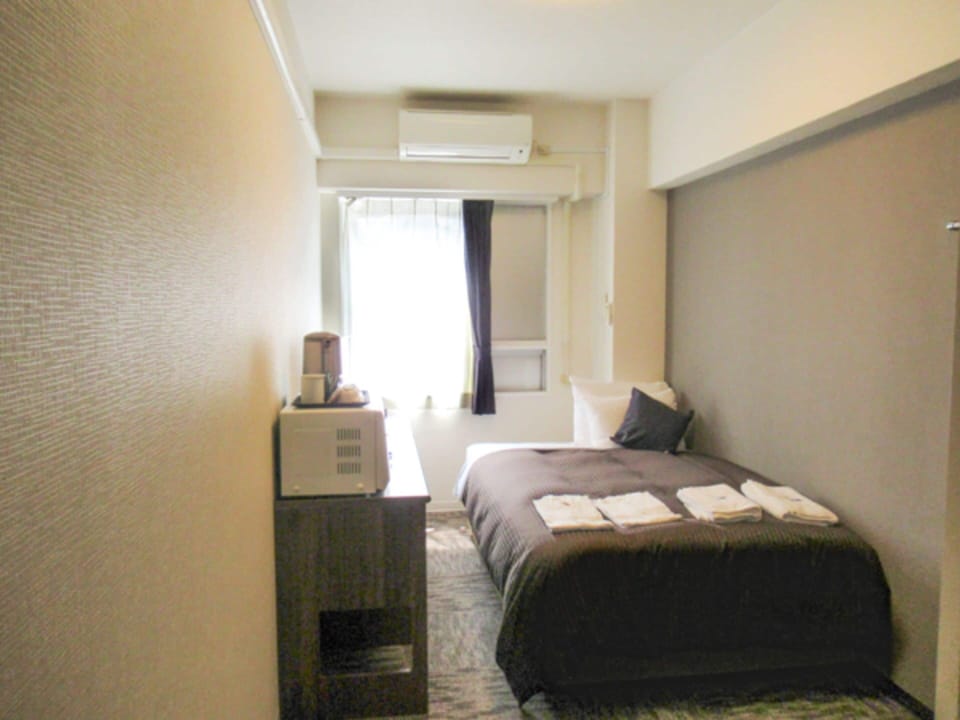 Desk, laptop workspace, free WiFi, bed sheets