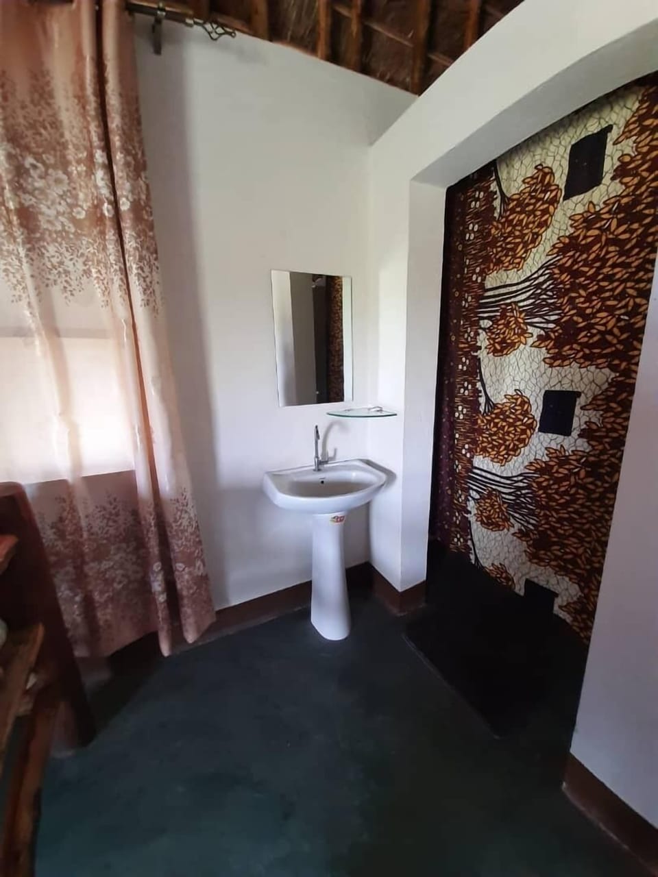Deluxe Triple Room | Desk, laptop workspace, blackout drapes, soundproofing