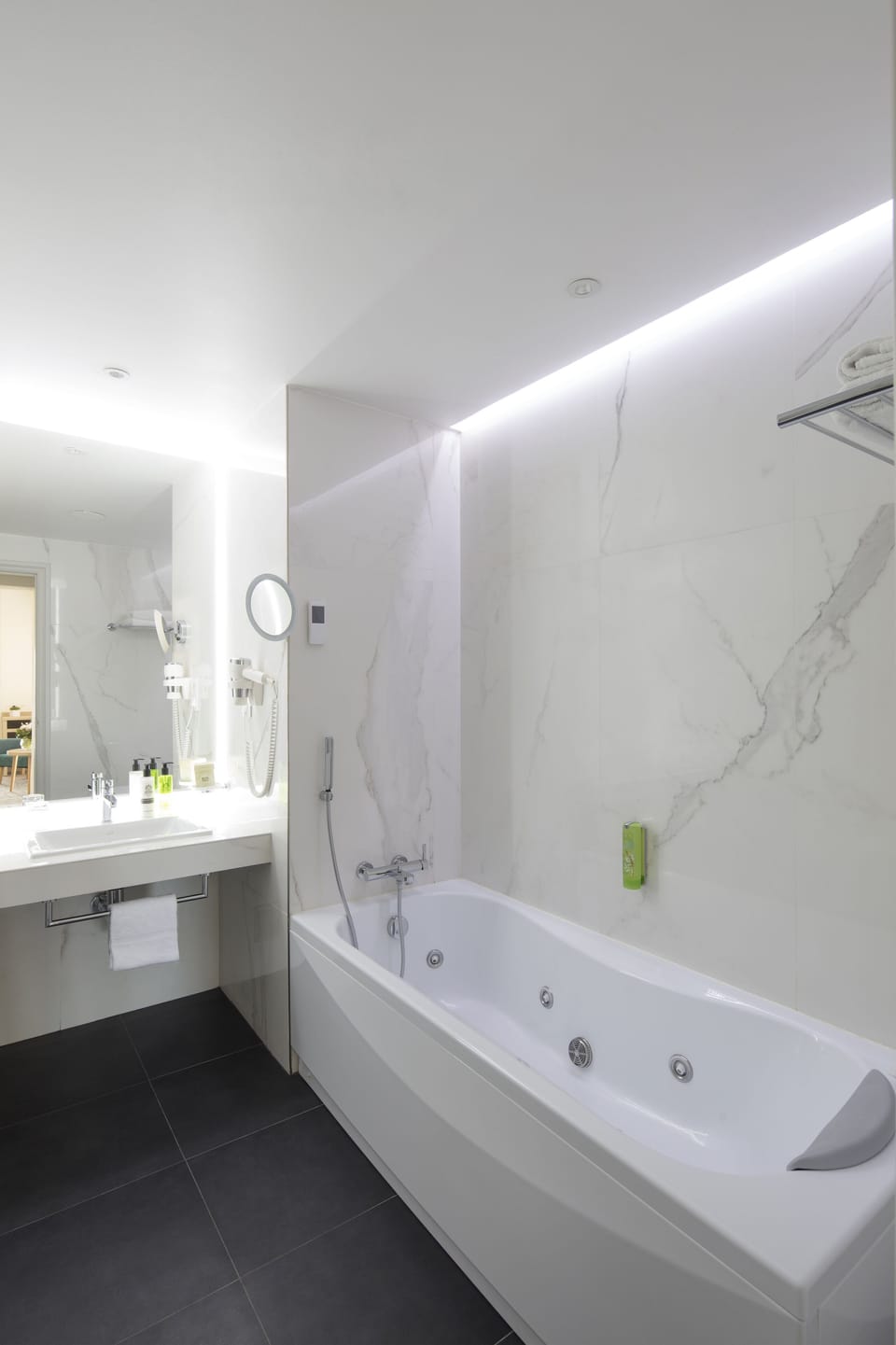 Combined shower/tub, jetted tub, free toiletries, hair dryer