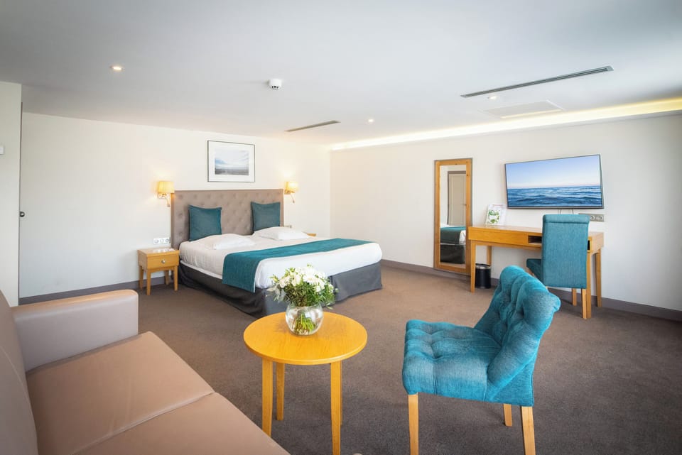 Junior Suite with terrace | Free minibar, in-room safe, desk, blackout drapes