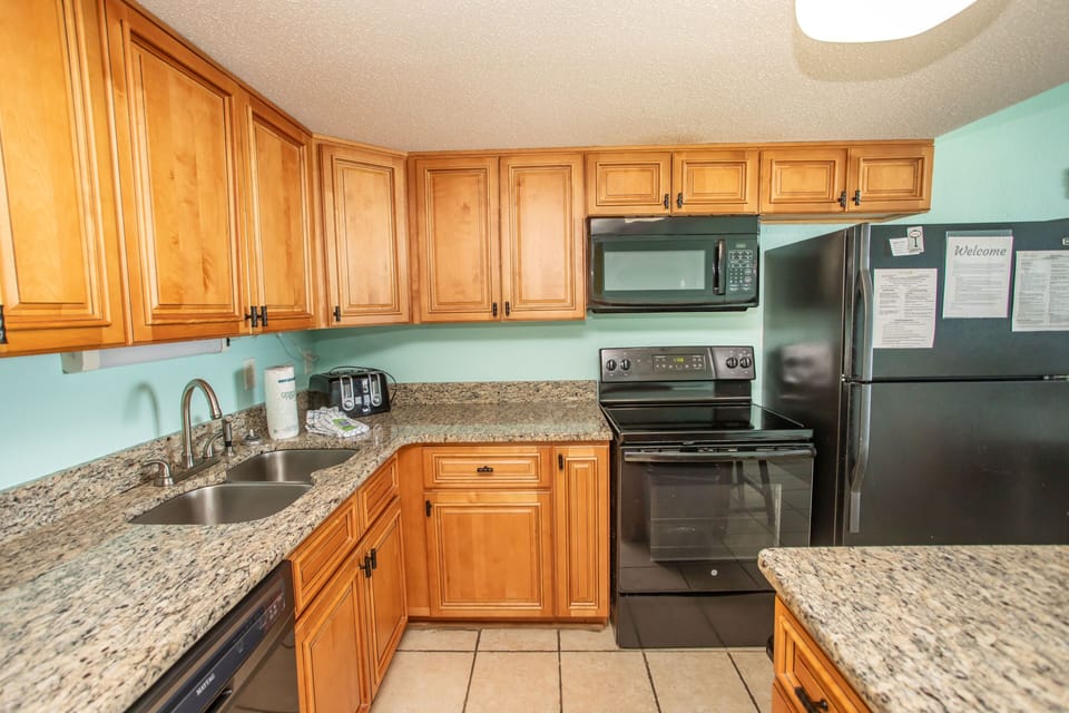 Condo, 3 Bedrooms | Private kitchen | Fridge, oven, coffee/tea maker, toaster
