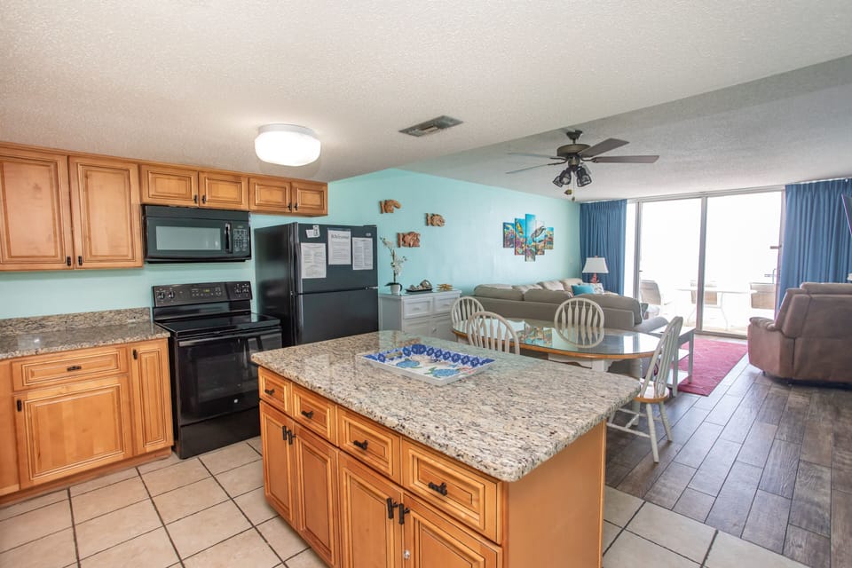 Condo, 3 Bedrooms | Private kitchen | Fridge, oven, coffee/tea maker, toaster