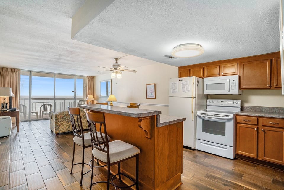 Condo, 1 Bedroom | Private kitchen | Fridge, oven, coffee/tea maker, toaster