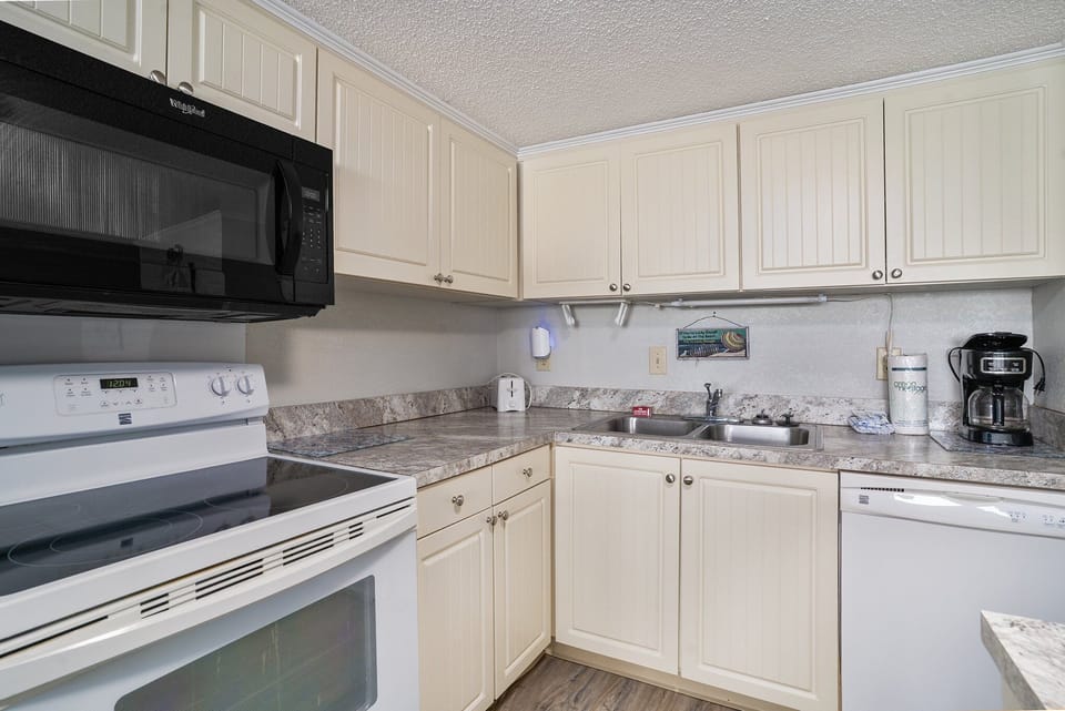 Condo, 2 Bedrooms | Private kitchen | Fridge, oven, coffee/tea maker, toaster
