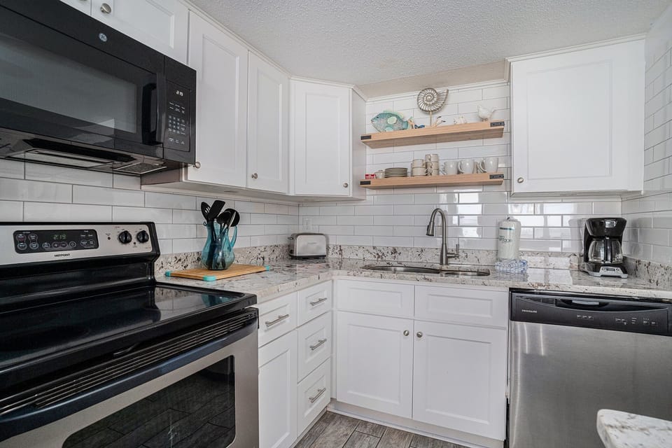 Condo, 2 Bedrooms | Private kitchen | Fridge, oven, coffee/tea maker, toaster