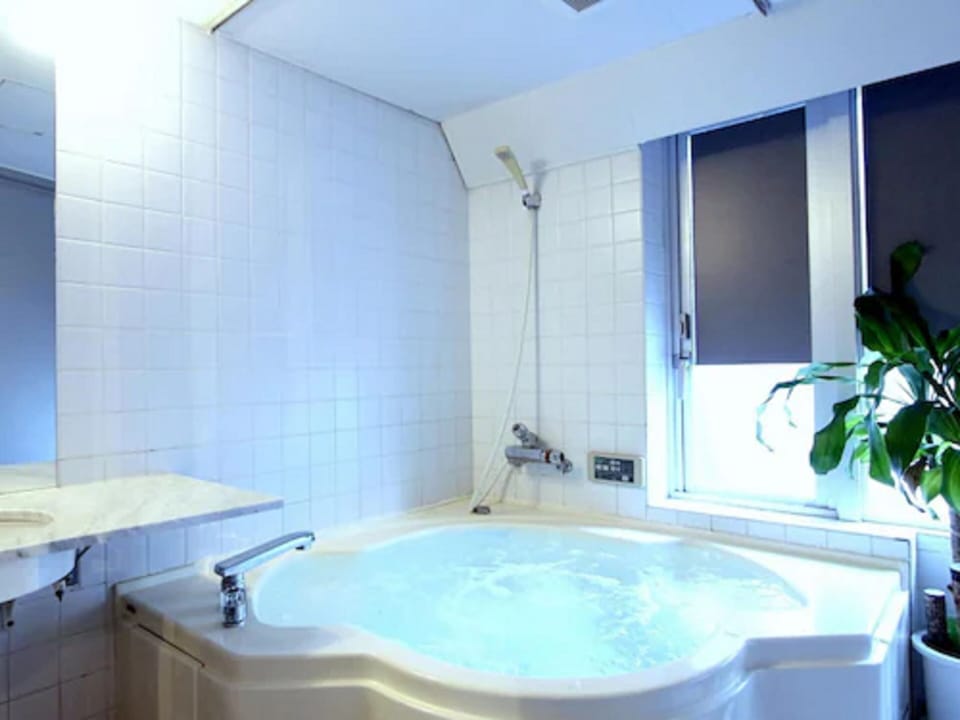 Executive Twin Room, Smoking | Bathroom | Free toiletries, hair dryer, slippers, electronic bidet