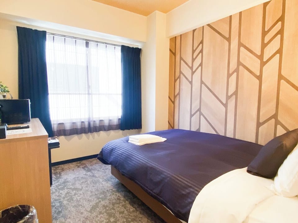 Desk, blackout drapes, free wired internet, bed sheets