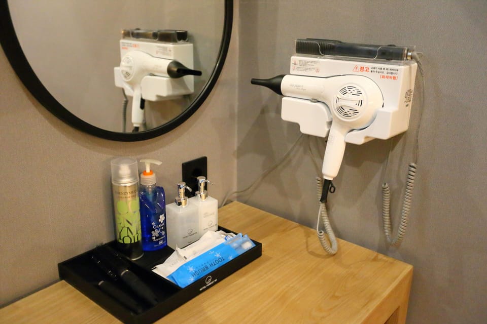 Duplex for 4 Person | Bathroom amenities | Combined shower/tub, free toiletries, hair dryer, towels