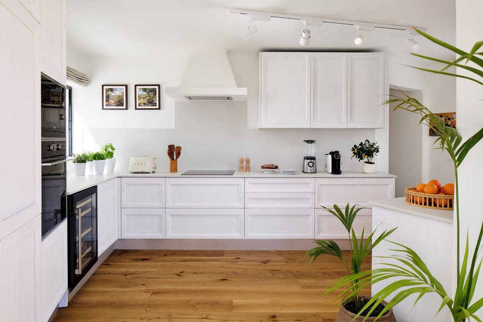 Comfort Villa | Private kitchen | Full-size fridge, microwave, oven, stovetop