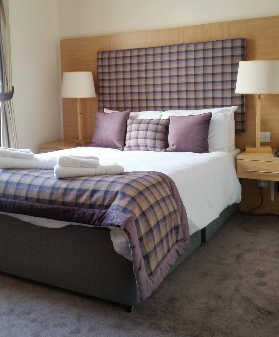 Premium bedding, desk, iron/ironing board, free WiFi