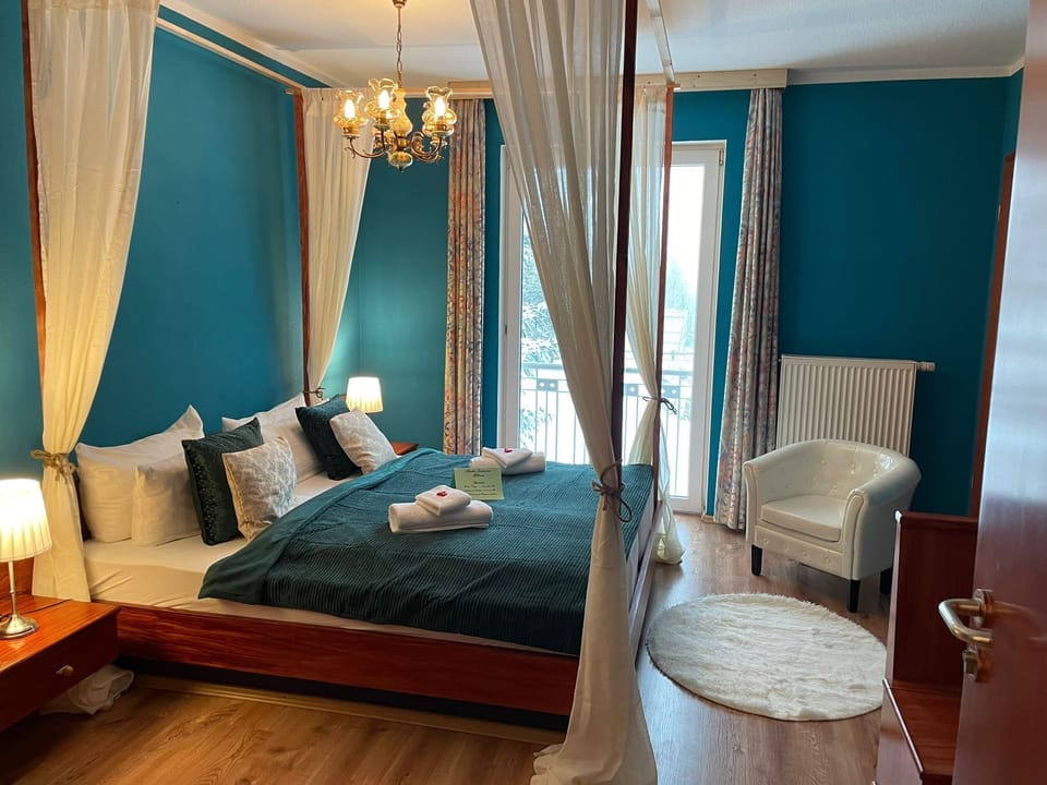Comfort Double Room | In-room safe, desk, laptop workspace, blackout drapes