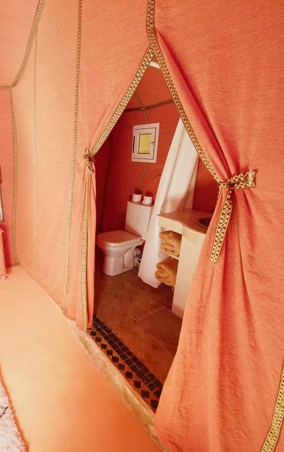 Luxury Tent | Bathroom | Shower, rainfall showerhead, free toiletries, towels