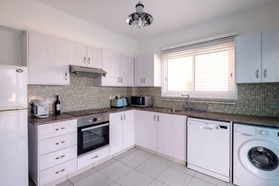 Coffee/tea maker, full-size fridge, microwave, oven