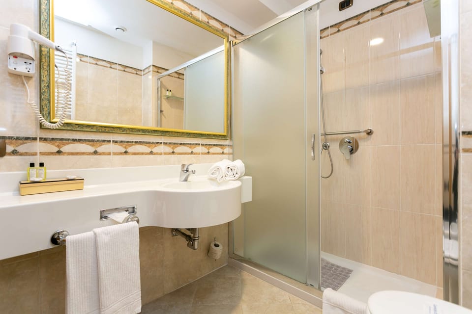 Deluxe Room, 1 King Bed | Bathroom | Shower, free toiletries, hair dryer, slippers