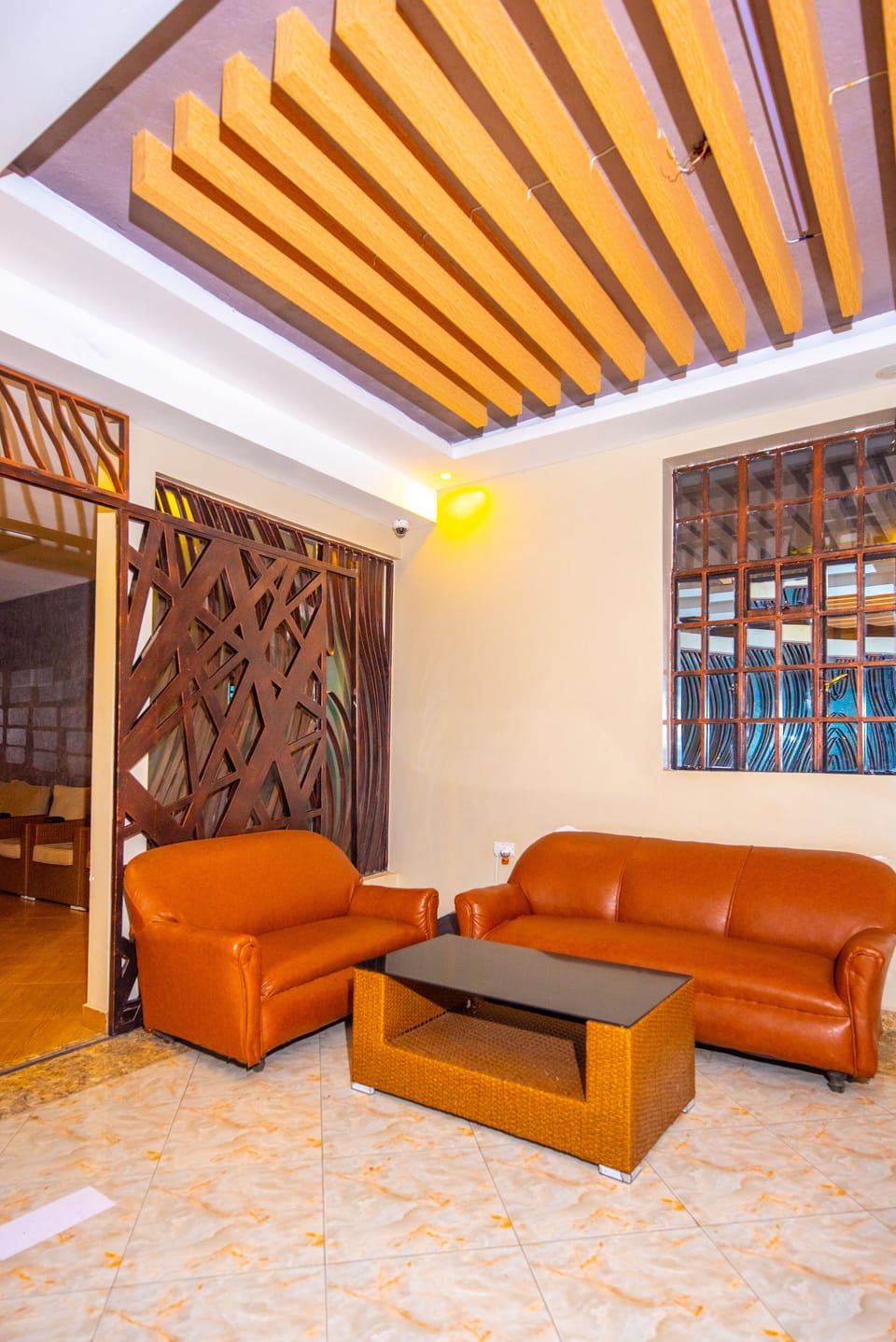 2 bars/lounges