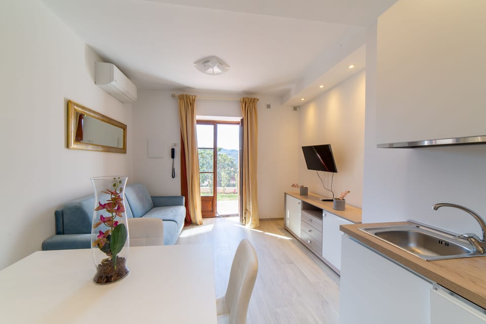 Family Room | Living area | 25-inch flat-screen TV with digital channels
