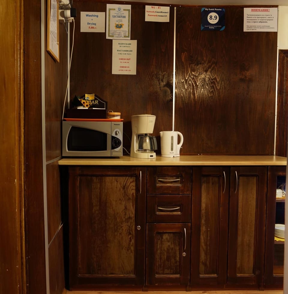 Full-size fridge, microwave, coffee/tea maker, electric kettle