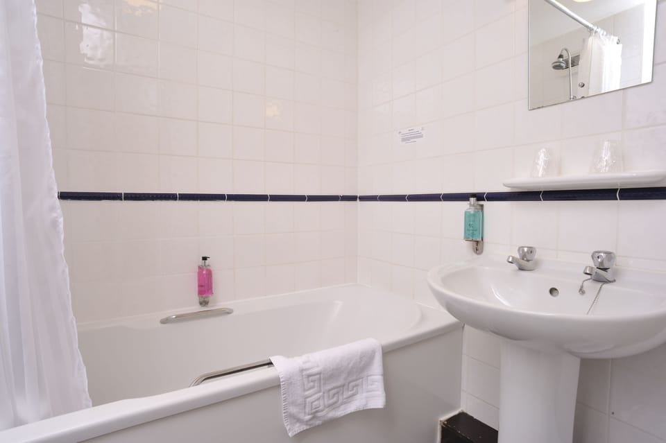 Combined shower/tub, free toiletries, hair dryer, towels
