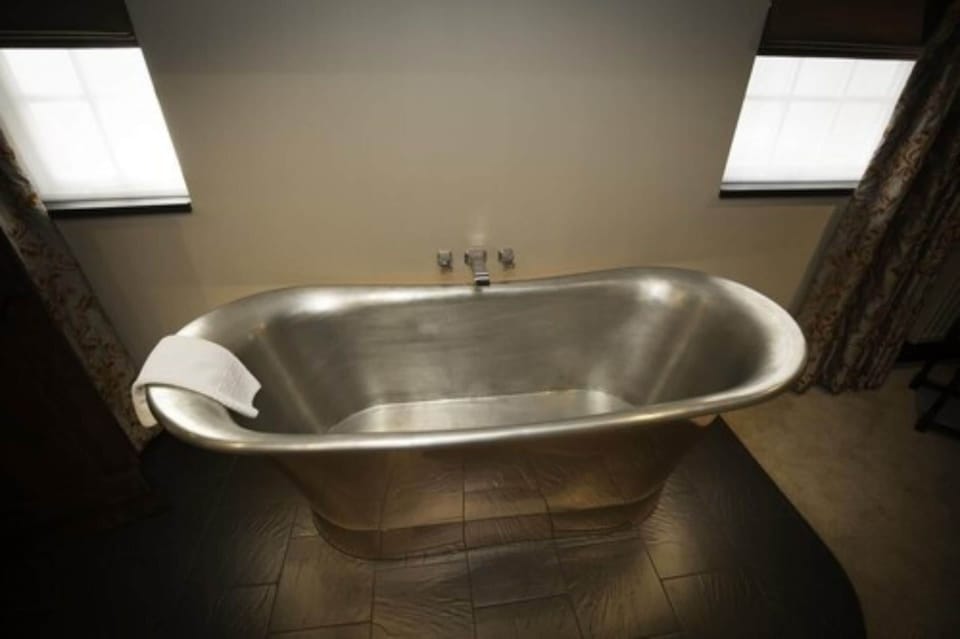 Deluxe Double Room | Bathroom | Shower, rainfall showerhead, hair dryer, towels