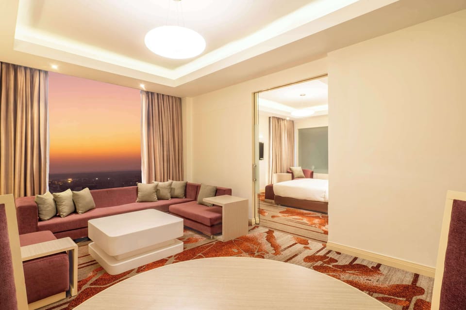 Suite, 1 Bedroom (Whirlpool) | Minibar, in-room safe, desk, blackout drapes
