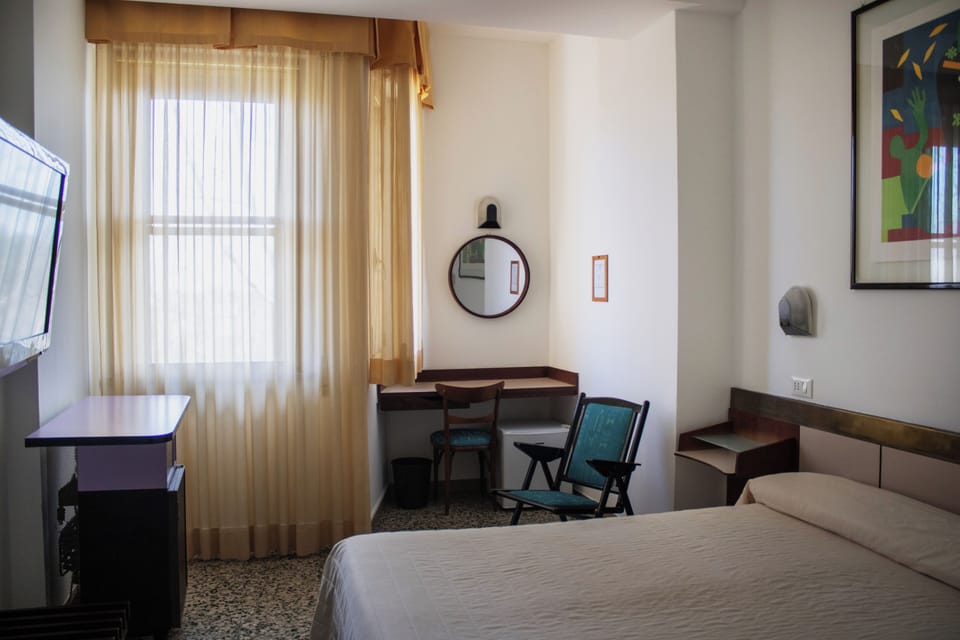 Superior Double Room | Minibar, in-room safe, desk, bed sheets