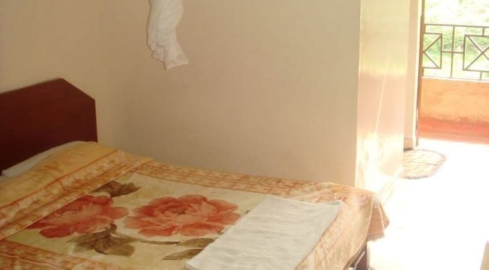 Standard Room | Desk, blackout drapes, free WiFi, bed sheets