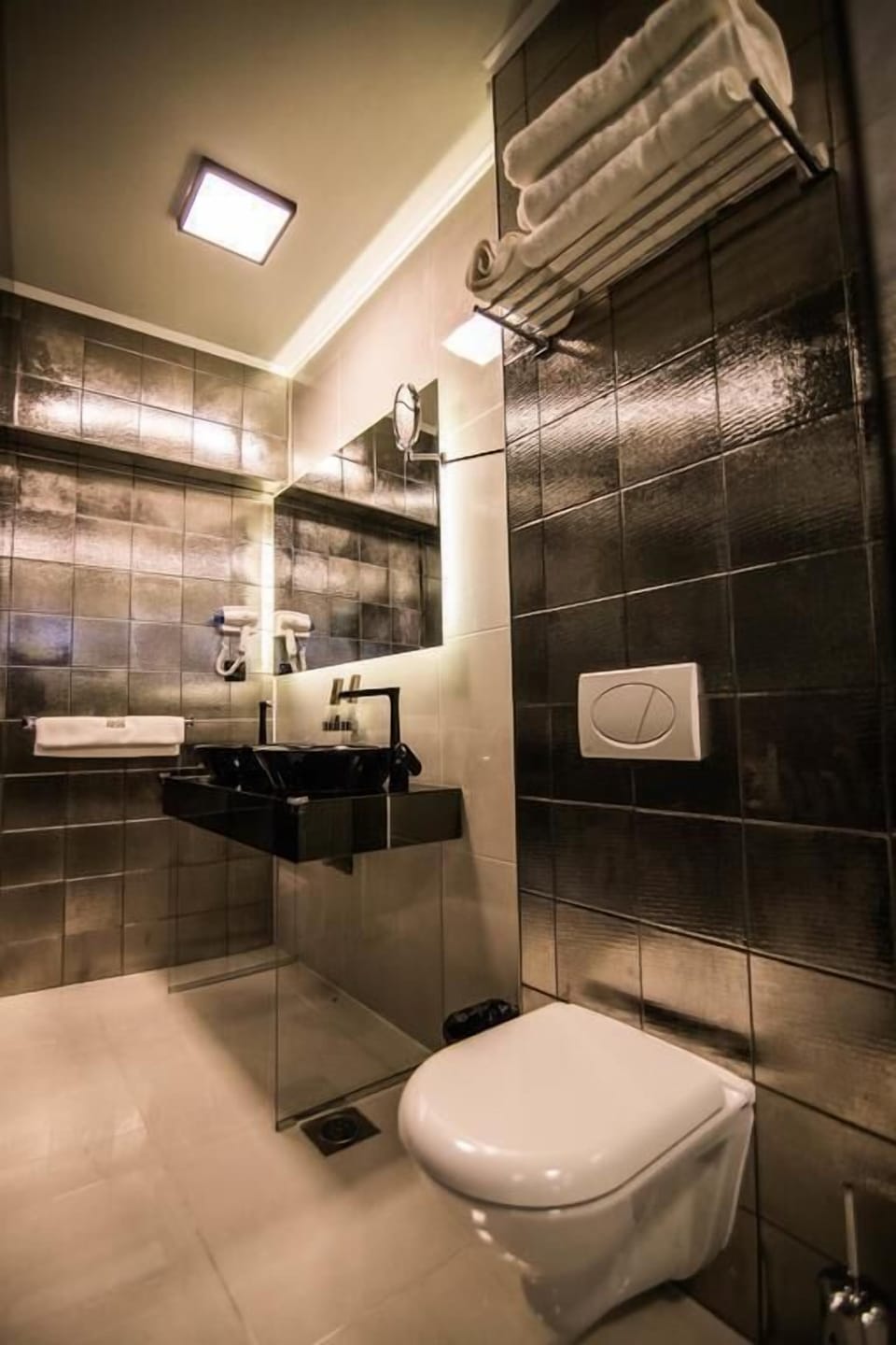Luxury Studio Suite, Hot Tub | Bathroom | Free toiletries, hair dryer, slippers, towels