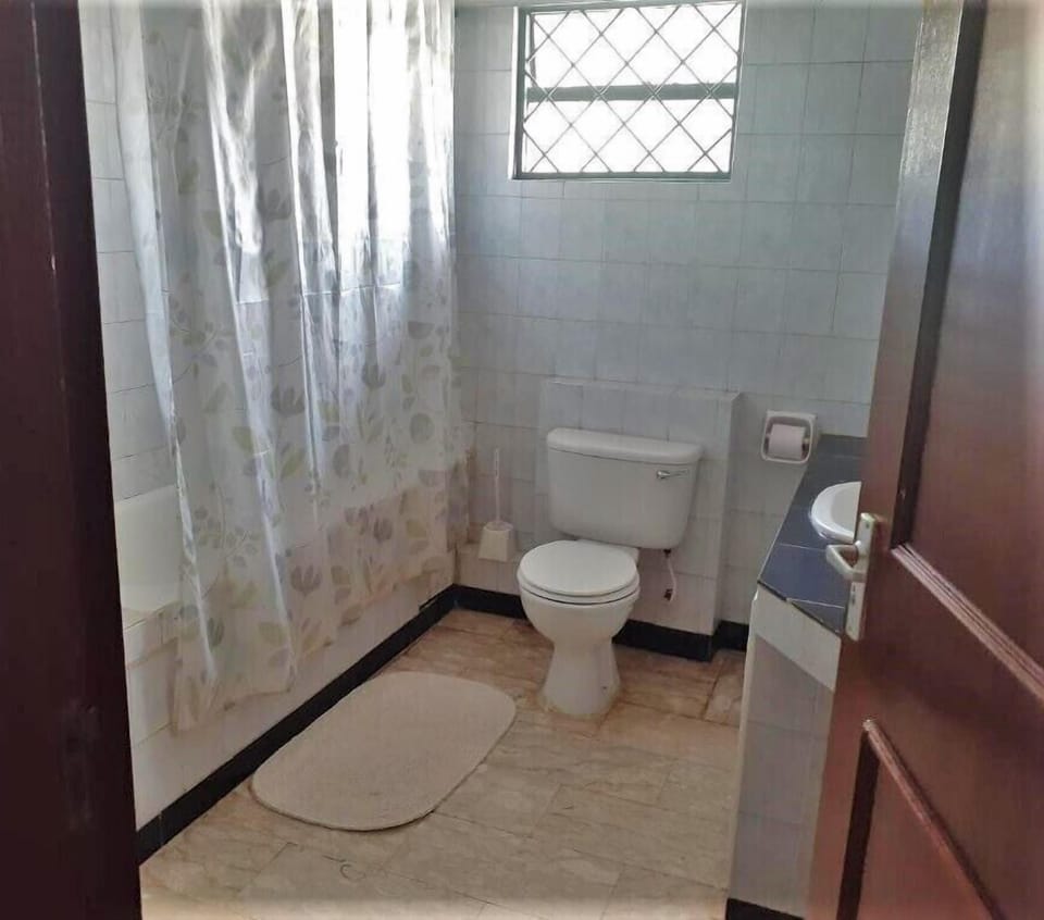 Deluxe Room, 1 Queen Bed, Non Smoking | Bathroom | Free toiletries, slippers, towels, soap