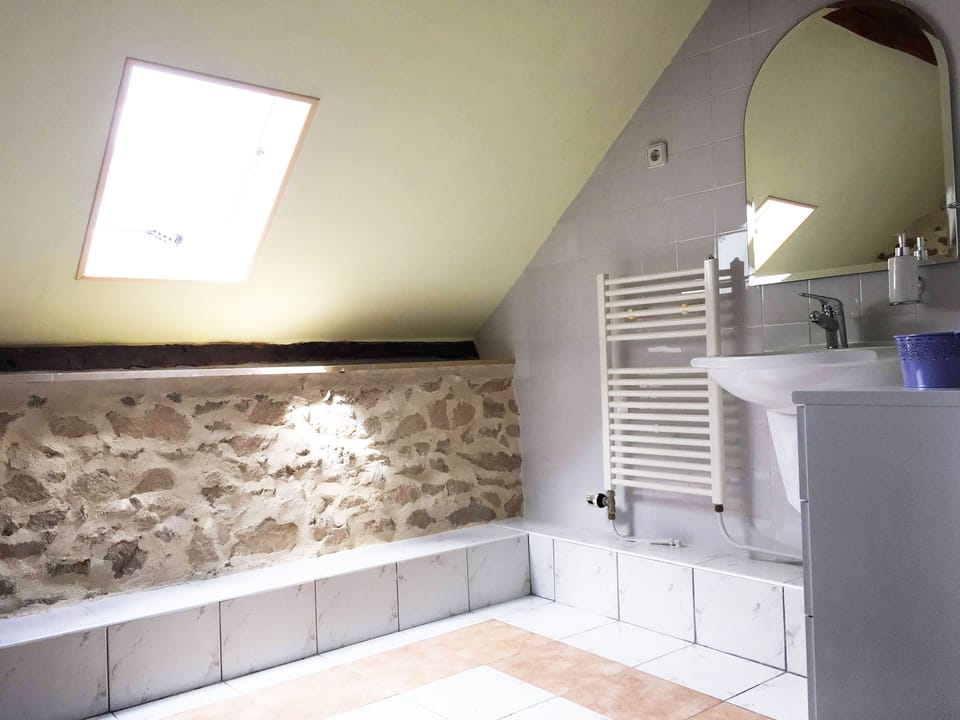 Comfort Room, Multiple Beds, Non Smoking, Garden View | Bathroom | Towels, toilet paper