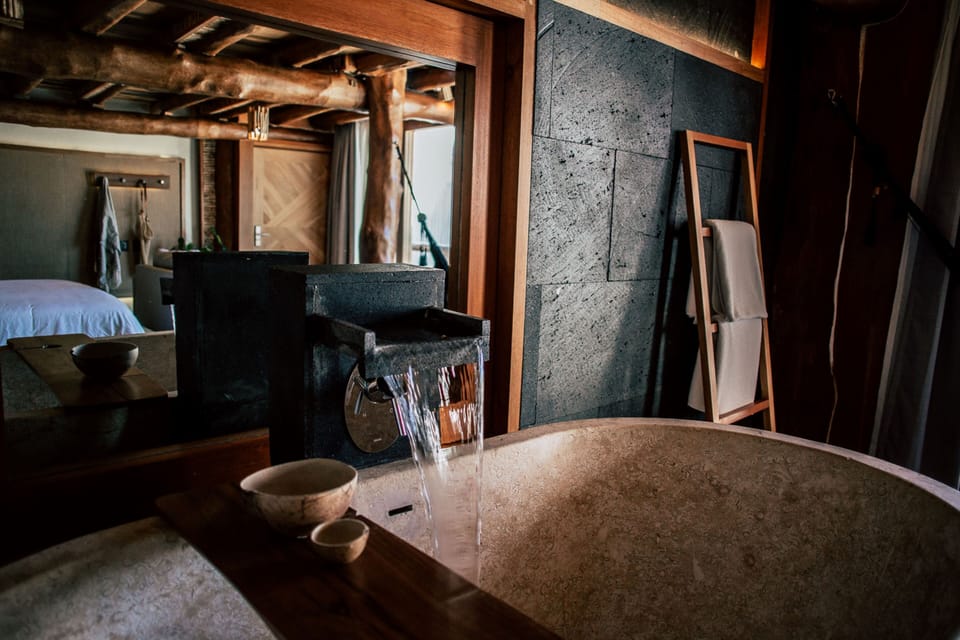 Kuka Superior Suite - Junior Suite | Bathroom | Free toiletries, hair dryer, towels, soap