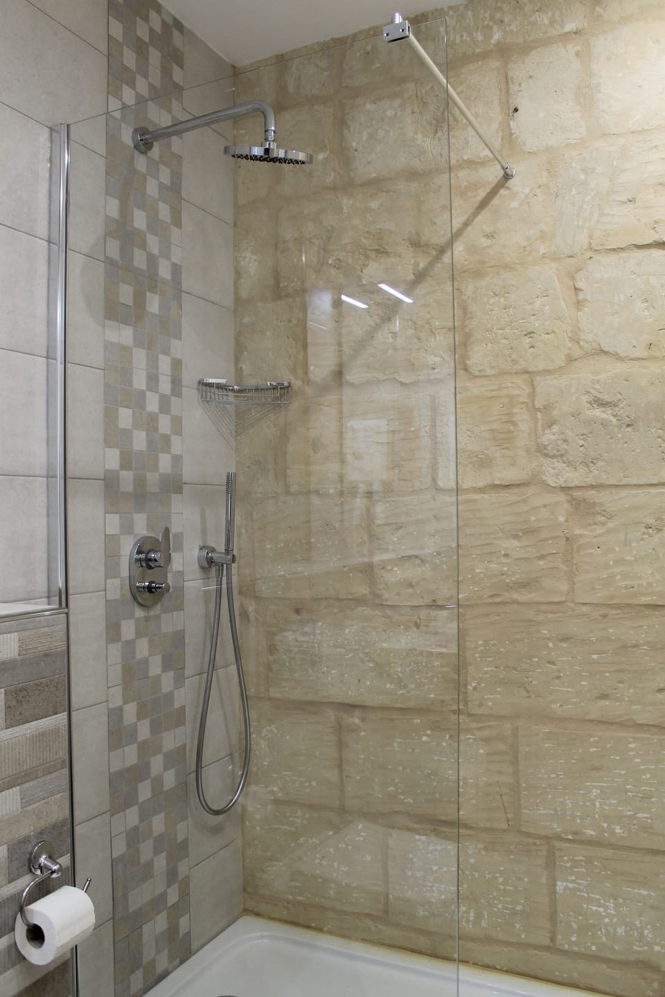 Family Suite | Bathroom | Shower, hydromassage showerhead, free toiletries, hair dryer