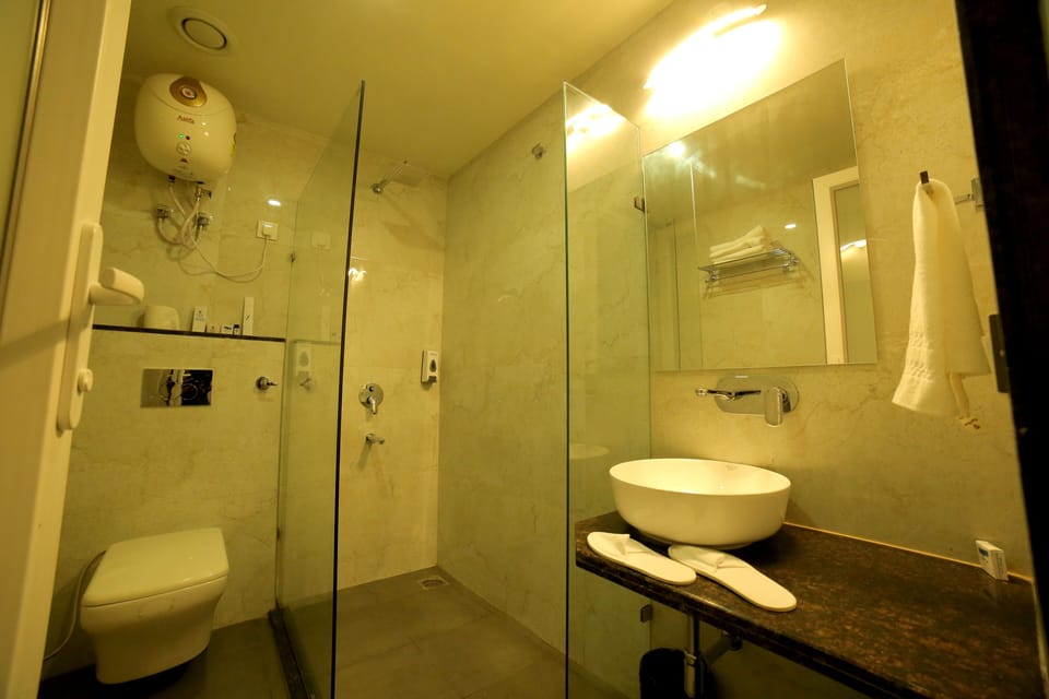 Super Deluxe Room | Bathroom | Shower, free toiletries, towels