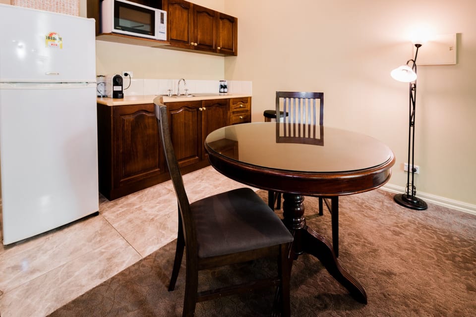 Luxury King Suite | In-room dining