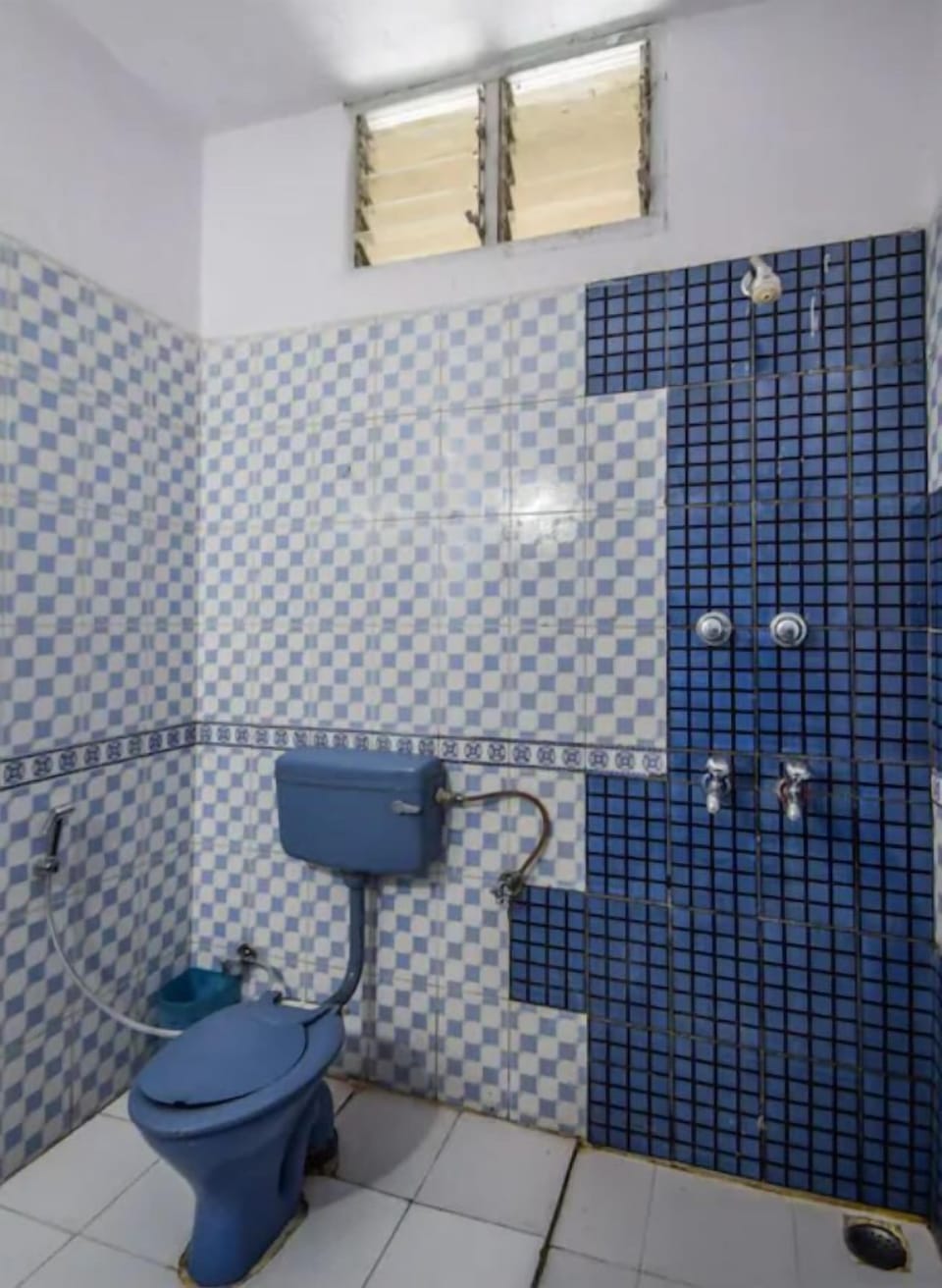 Shower, hydromassage showerhead, free toiletries, towels