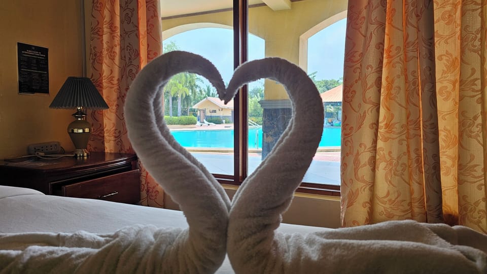 Elite Room, 1 Queen Bed, Non Smoking, Pool View | In-room safe, laptop workspace, blackout drapes, soundproofing