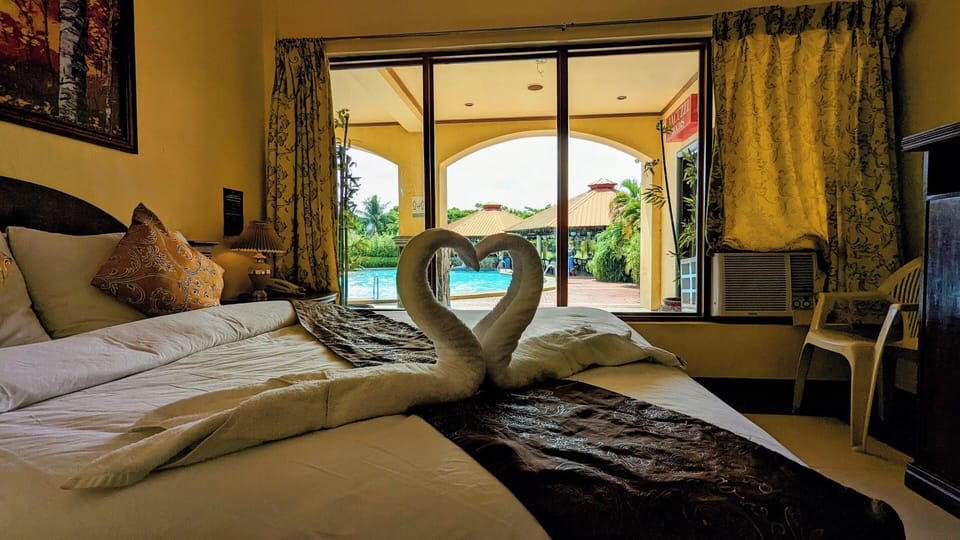 Elite Room, 1 Queen Bed, Non Smoking, Pool View | In-room safe, laptop workspace, blackout drapes, soundproofing