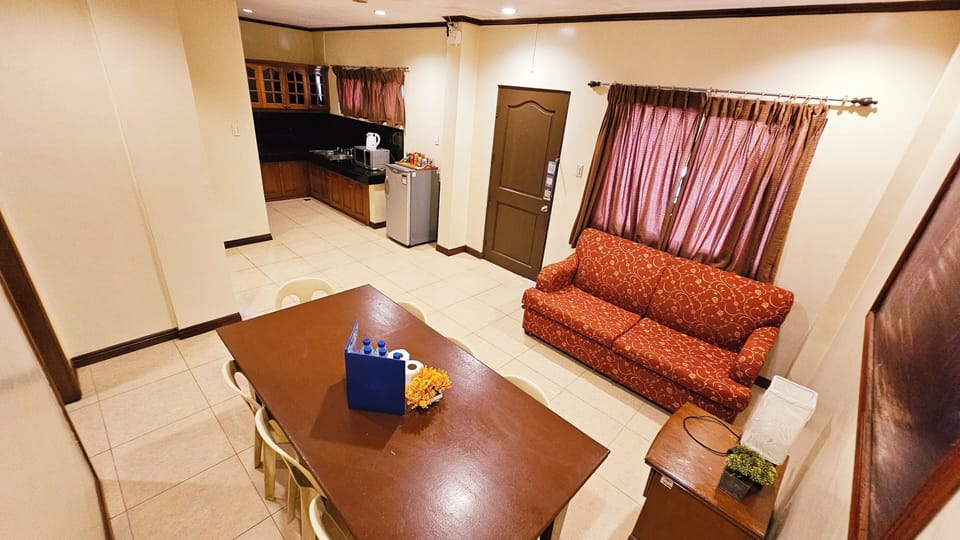 Waterfront Family Suite | Living area | 32-inch Smart TV with cable channels, TV