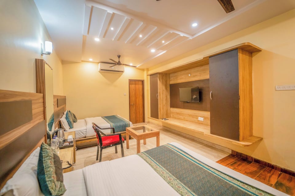Family Room | Desk, soundproofing