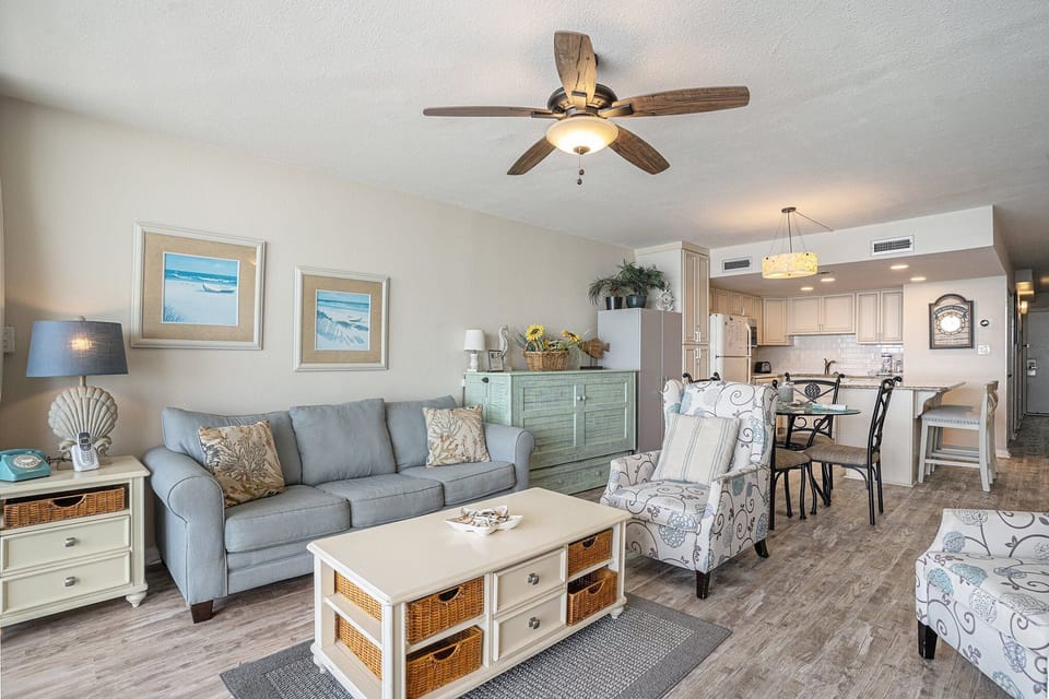 Condo, 1 Bedroom | Living area
