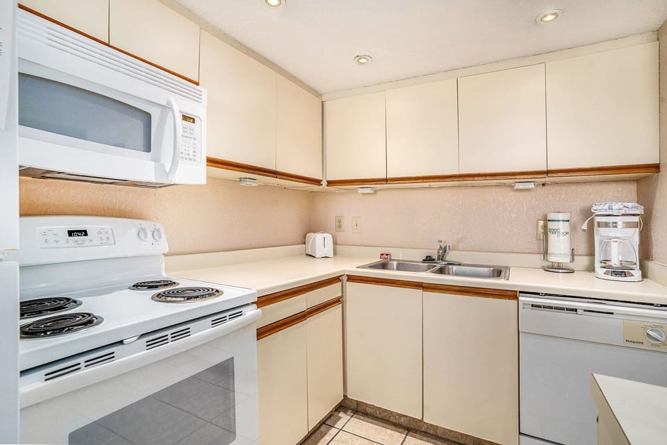 Condo, 1 Bedroom | Private kitchen | Fridge, microwave, oven, dishwasher