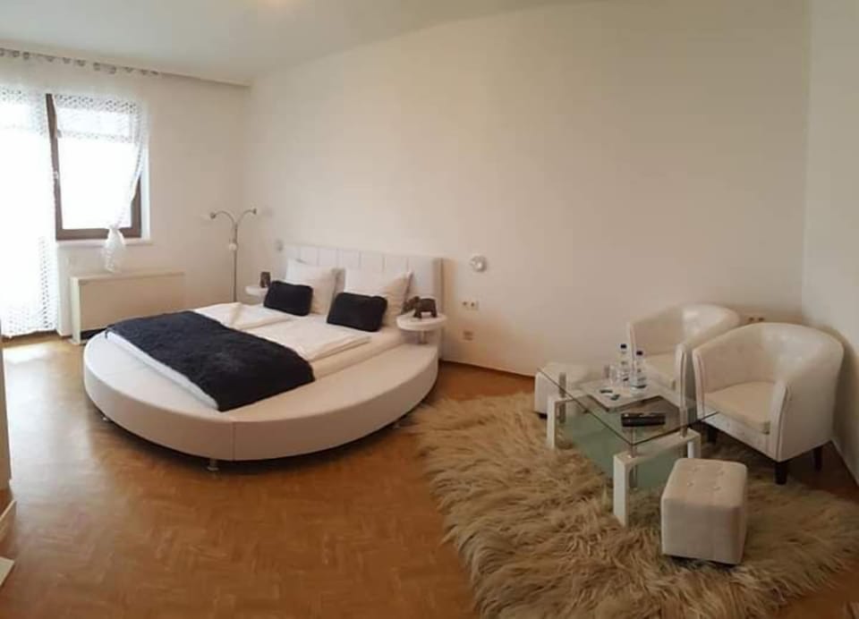 Family Room, Balcony (Deluxe) | Individually decorated, individually furnished, free cribs/infant beds